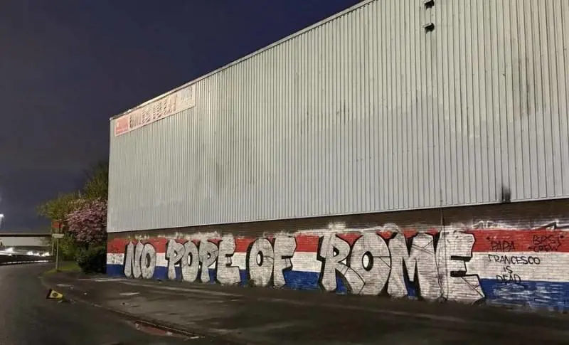 "No Pope of Rome". Lo fregio degli ultras dei Rangers contro Papa Francesco