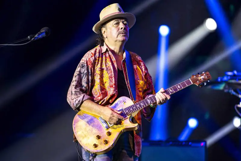 Carlos Santana sviene sul palco, rinviato in concerto in Texas. Come sta