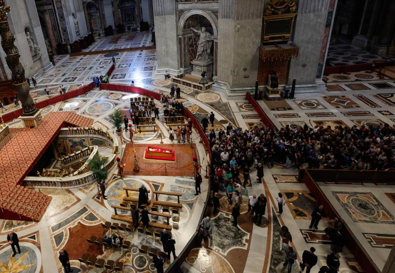 Il Papa a San Pietro. Salma a terra senza catafalco, 100mila fedeli in coda per l'omaggio | La diretta