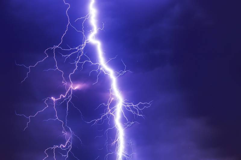 Con il temporale questi dispositivi vanno spenti subito: ecco a quali fare attenzione