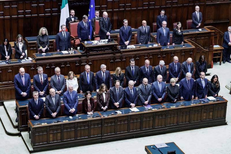 Il Parlamento ricorda Papa Francesco. Meloni: "Con lui non esistevano barriere"