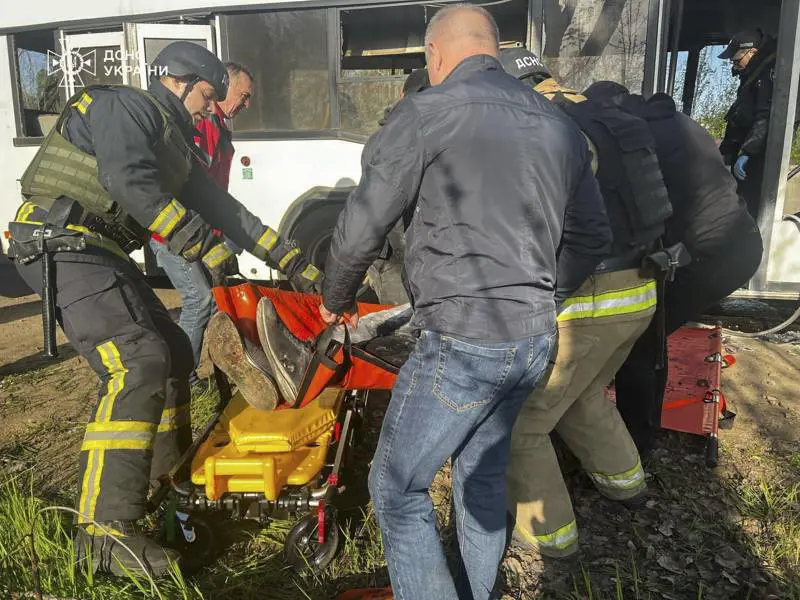 Drone sul bus dei minatori, è strage. Mosca vuol prendere il Dnipropetrovsk