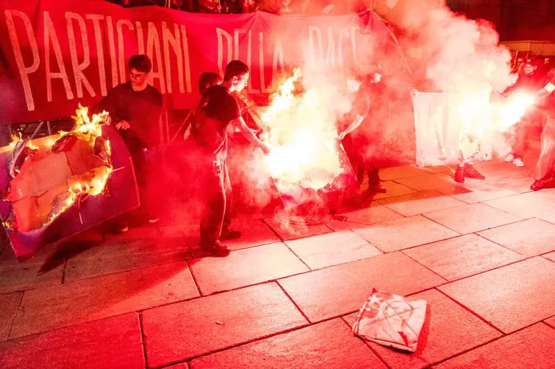 Torino, vietato sventolare bandiere ucraine. Gli antagonisti allontanano i militanti di Iv e +Europa