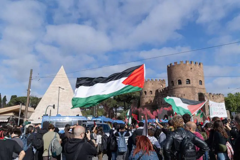 "Siete assassini". Anpi e pro Pal spaccano il 25 aprile. A Roma sventola la bandiera di Hamas