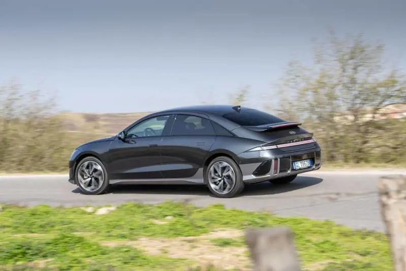 Con le Ioniq di Hyundai bastano 15 minuti: la ricarica veloce di una pausa caffè