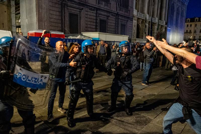 Assediata sede Fdi a Torino. In fiamme vessilli Ue e Nato