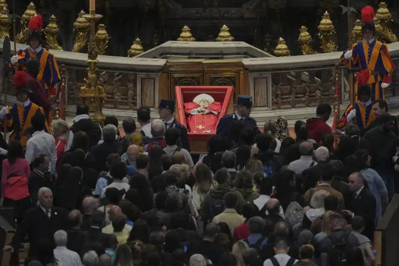 Il saluto dei 250mila a Francesco. "Esempio di umanità e vita"