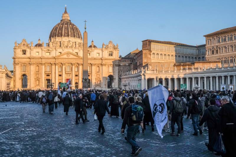 A San Pietro ci sono (quasi) tutti: chi sono i grandi assenti al funerale del Papa