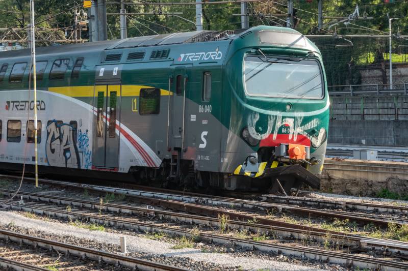 Milano, 17enne muore investita da un treno mentre attraversava i binari