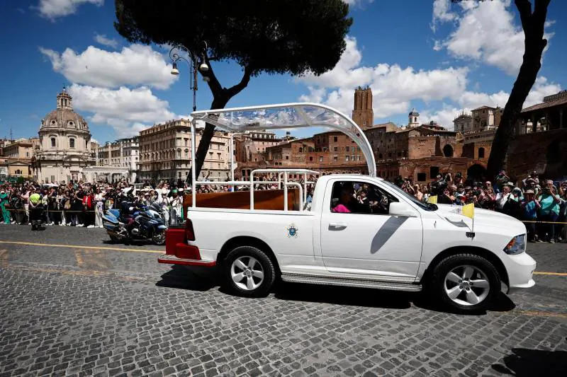Qual è la storia della papamobile usata al corteo funebre