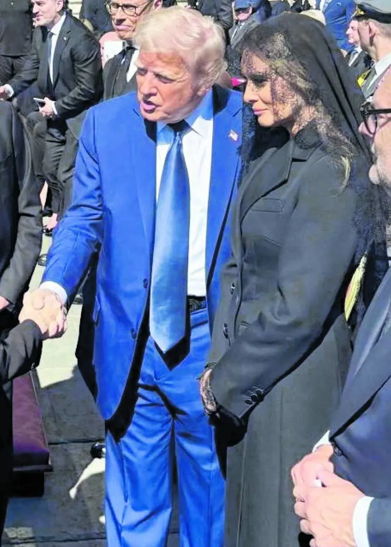 Donald, blu acceso. Melania tacco 12. Volodymyr mai in giacca, reali perfetti
