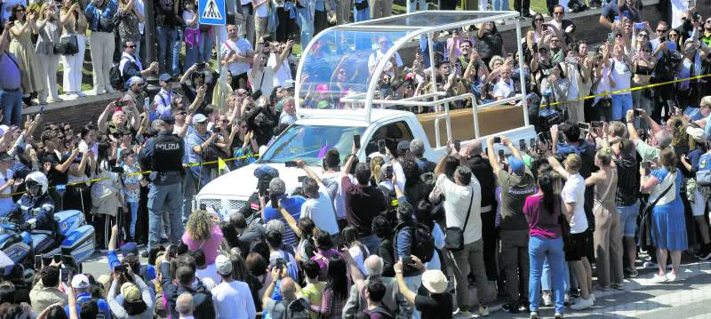 Telefonini, cori e affetto: l'ultimo viaggio a Roma