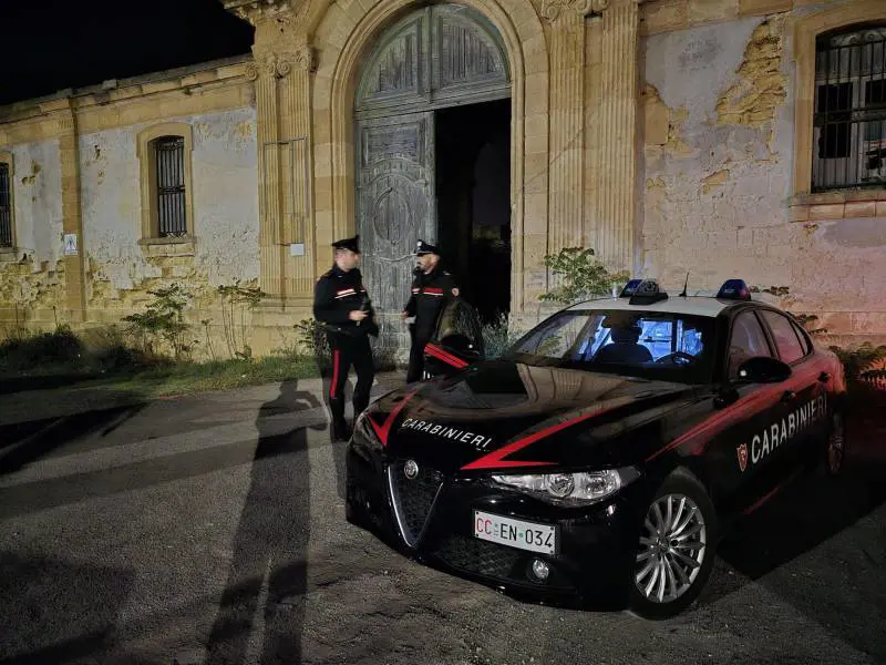 Cadono dal tetto di un capannone: 14enne muore, 13enne gravissimo
