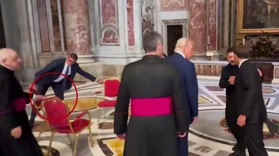 L'incontro Trump e Zelensky e il giallo della terza sedia: cos'è successo