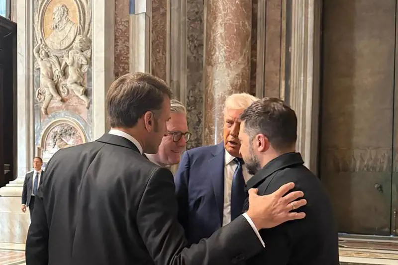 Il labiale di Donald a Macron: "Non è il tuo posto qui"