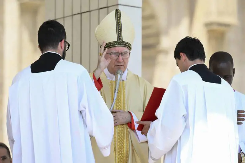 Il favorito Parolin deve "resistere" alle prime conte. Prevost in crescita