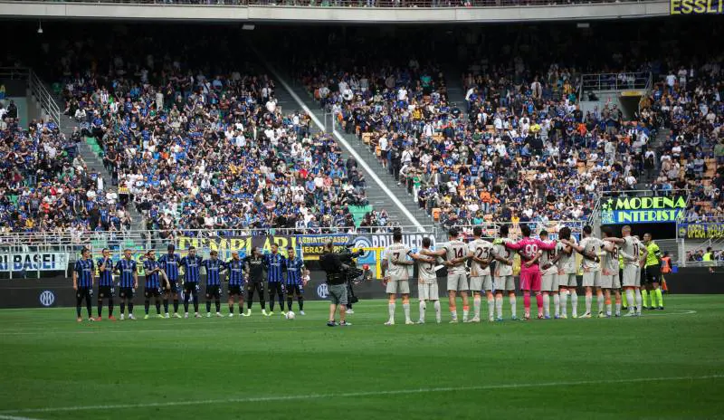 Anche la curva si sente svuotata. Ma poi applaude i nerazzurri