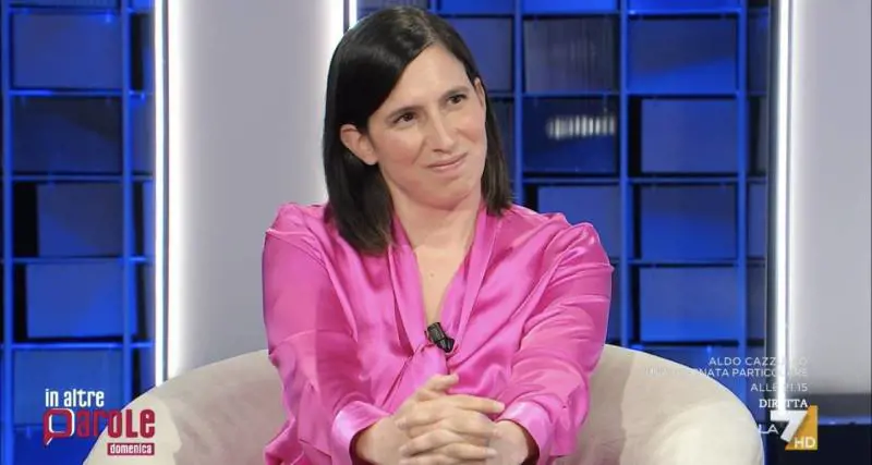 "Che effetto mi fa? Lo chieda a lei". Schlein incespica in tv su Meloni e fascismo