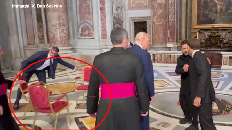 "Ecco per chi era la terza sedia". Macron svela il giallo di San Pietro