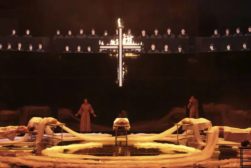 Un Medioevo di luci e di fiamme. "Il nome della rosa" mantiene il suo mistero