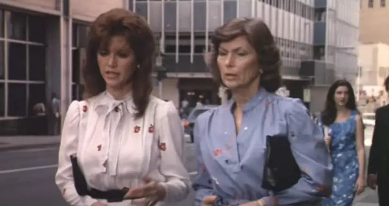 A sinistra Priscilla Pointer insieme a Victoria Principal sul set di Dallas