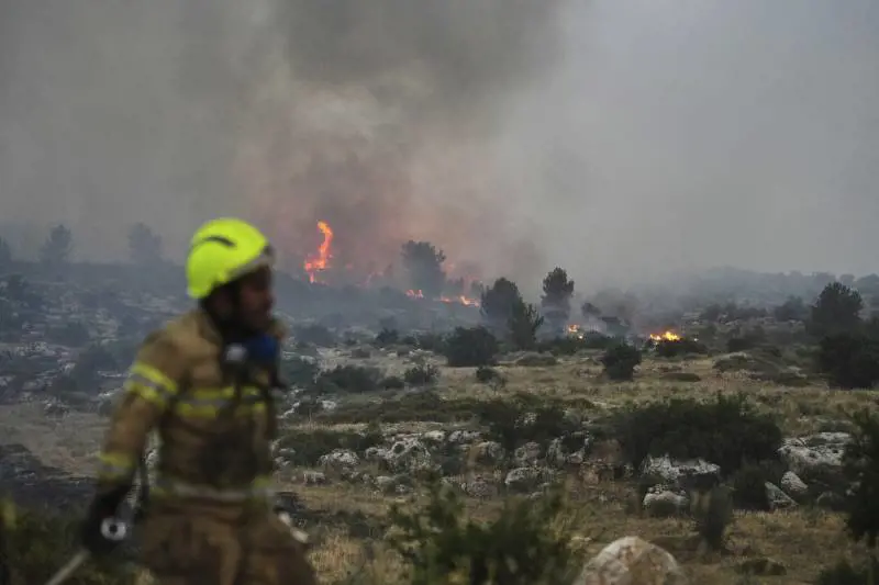 Allarme roghi a Gerusalemme: 7 mila evacuati. E Hamas lancia la jihad dei roghi