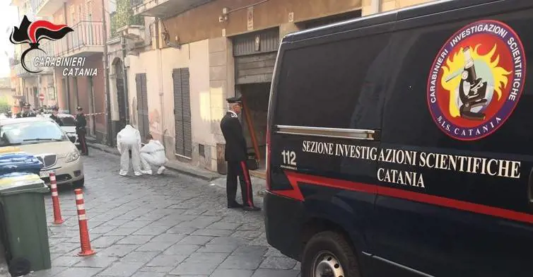 Giù dal balcone: uccide la figlia di 7 mesi