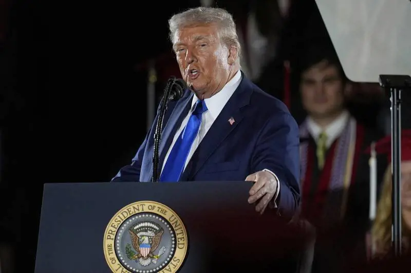 Trump in tackle: "I magnati di Internet mi baciano il c..."