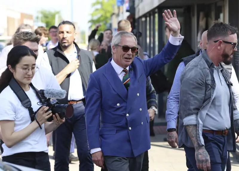Svolta nel Regno Unito: il partito di Farage trionfa alle amministrative e punta al governo