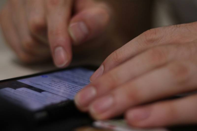 Sms addio, come sta per cambiare il mondo dei messaggi: cosa sono gli rcs