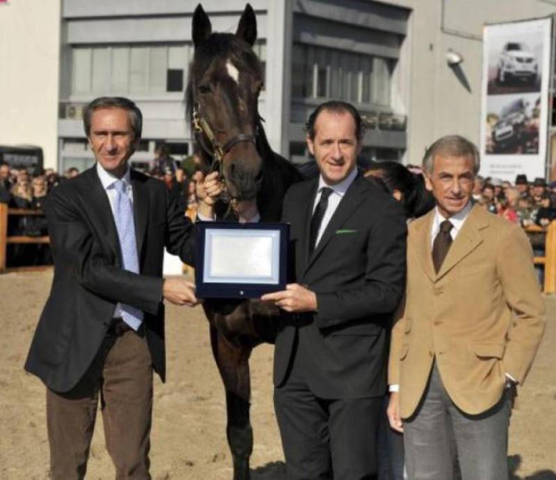 L'allora ministro Zaia premia Varenne e Giordano (primo a sx) alla Fieracavalli 2009 di Verona