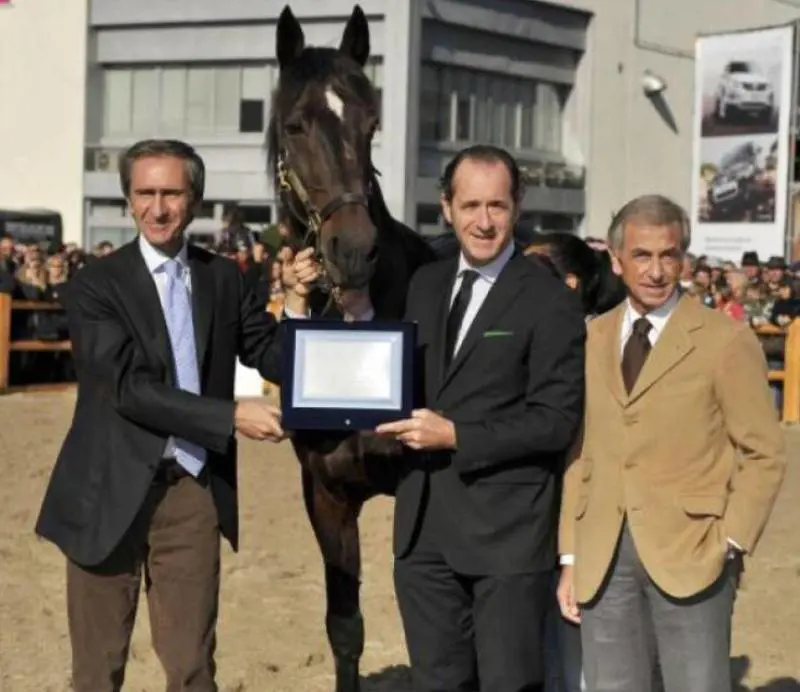 L'allora ministro Zaia premia Varenne e Giordano (primo a sx) alla Fieracavalli 2009 di Verona