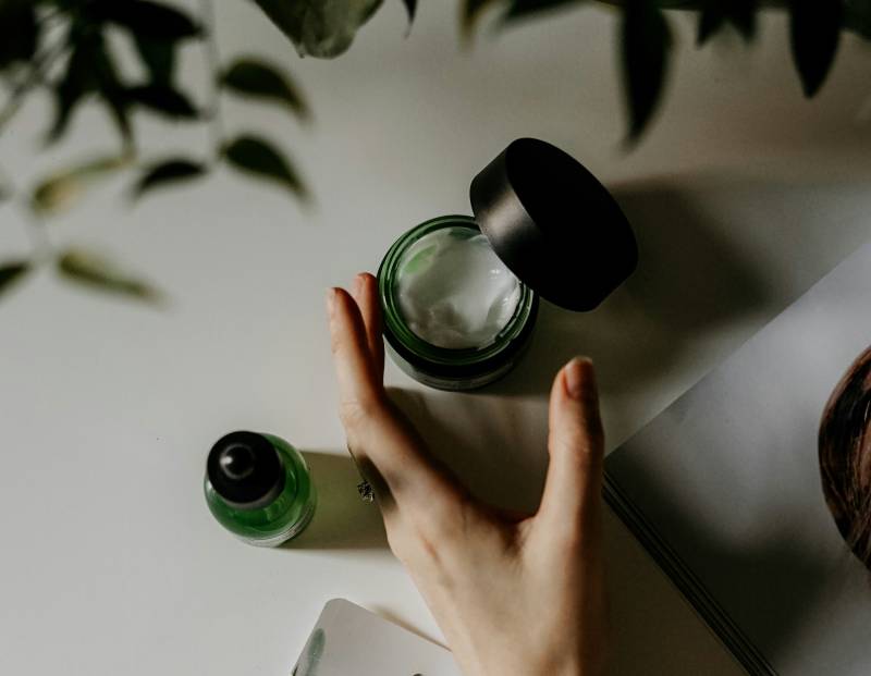 8 prodotti che non devono mancare nel beauty di una over 50