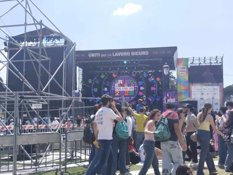 "Mi toccavano, ero pietrificata". Parla la ragazza molestata dai tunisini al Concertone