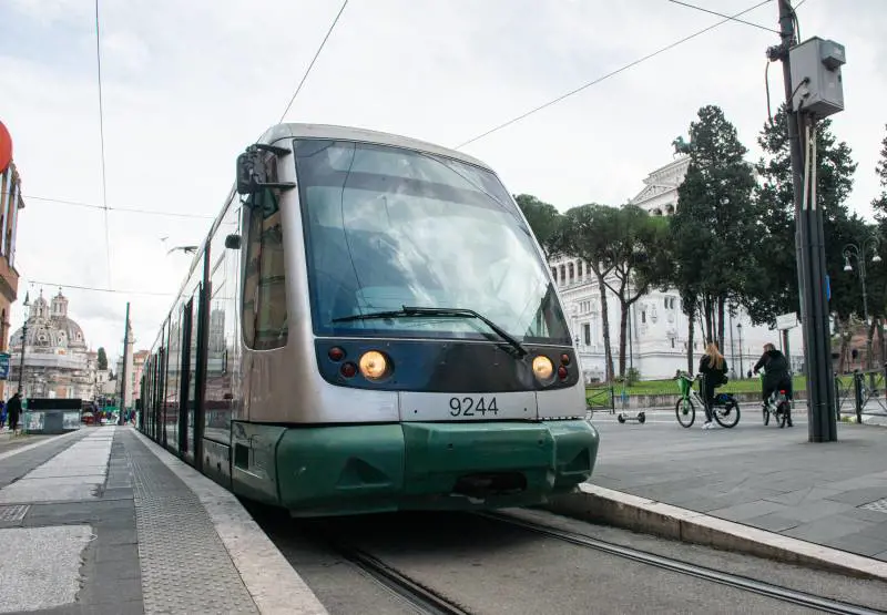 Pesta l'autista e lancia sassi contro il tram: la follia del marocchino a Roma