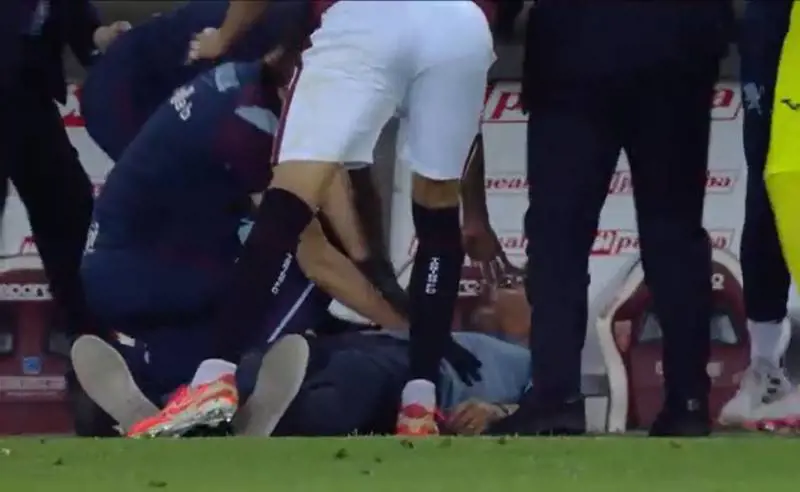 Paura durante Torino-Venezia, malore per l'allenatore granata Vanoli: cos'è accaduto e come sta il tecnico