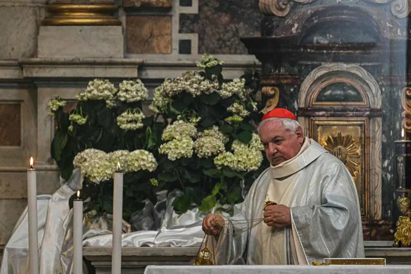 Il tour finale dei papabili. Messa nelle parrocchie, bagno di folla e fedeli