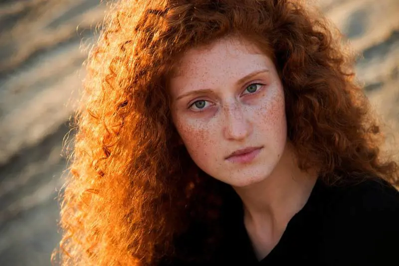 Capelli ricci, le acconciature di tendenza (anche per over 60)