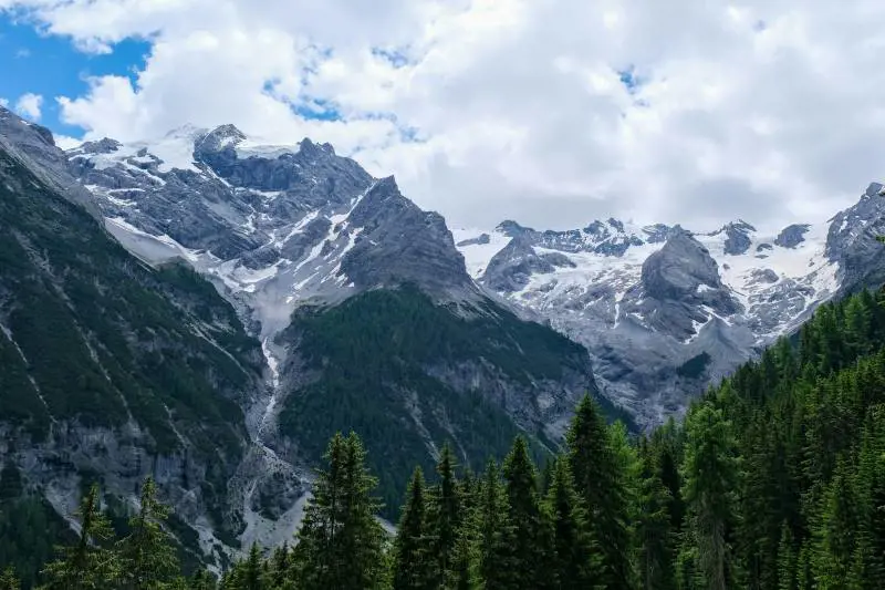 Il Giro "tira la volata" ai Giochi invernali. Le tre tappe lombarde con Bormio e Mortirolo