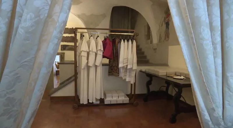 Il pianto, gli abiti bianchi e la preghiera: ecco cosa succede al Papa nella "stanza delle Lacrime"
