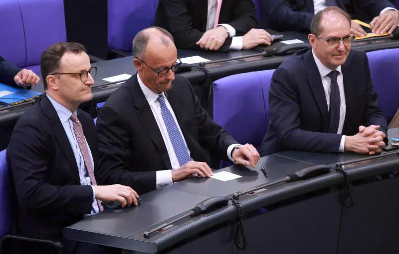 Merz parte con il brivido. Sotto per 18 voti, poi l'ok