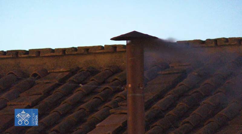 Conclave, la prima fumata è nera