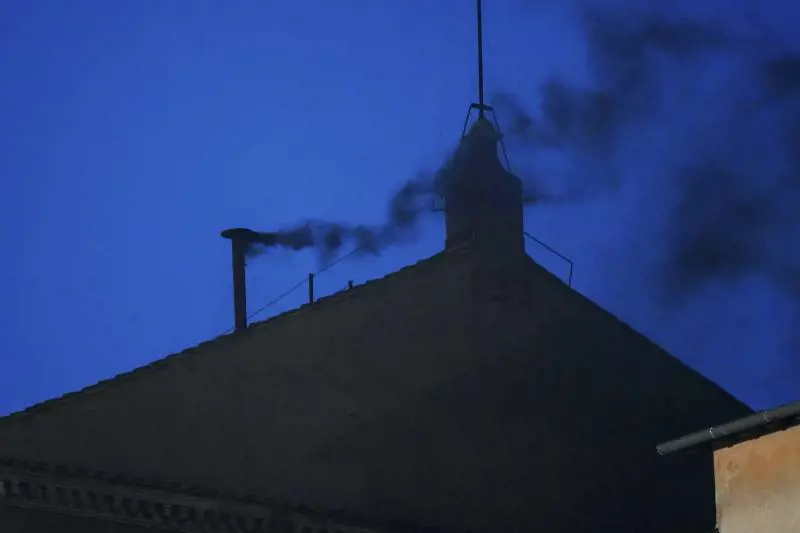 Conclave, il giallo del ritardo della fumata: le 5 ipotesi 
