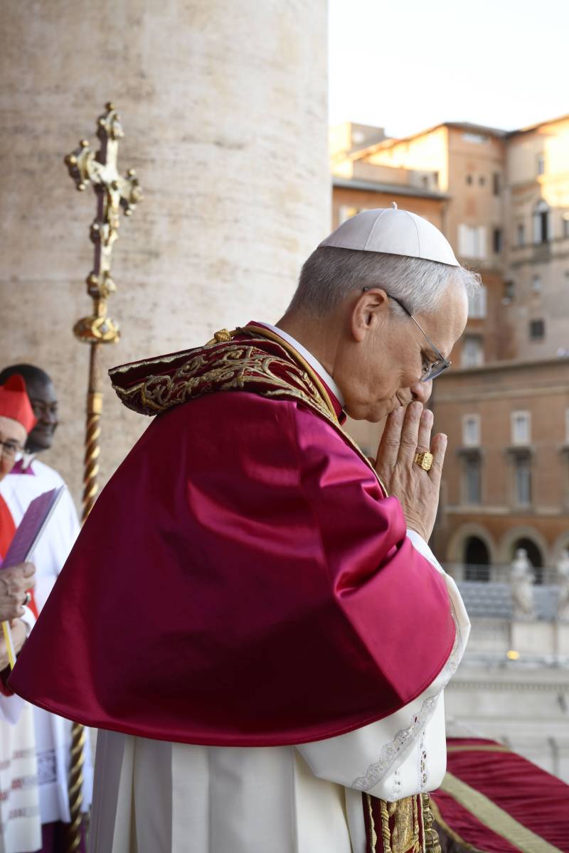 "Cinque metri di tessuto e cinque giorni di lavorazione". Cosa si cela dietro l'abito di papa Leone XVI