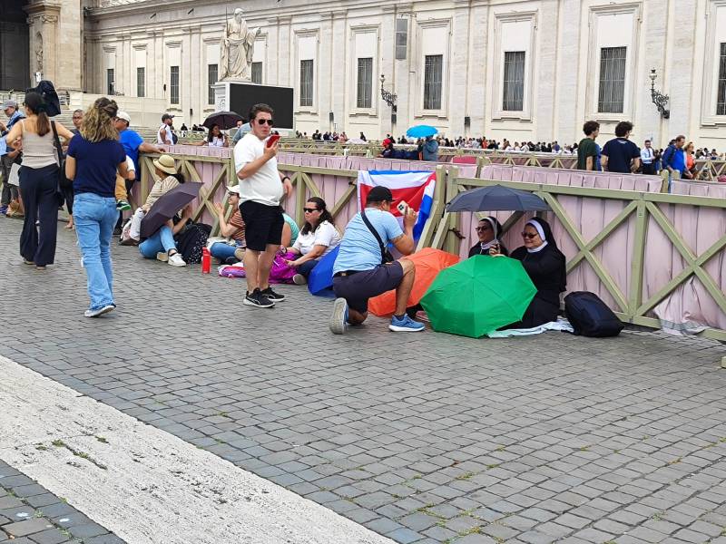 Facce da Conclave: la piazza gremita in attesa della fumata bianca
