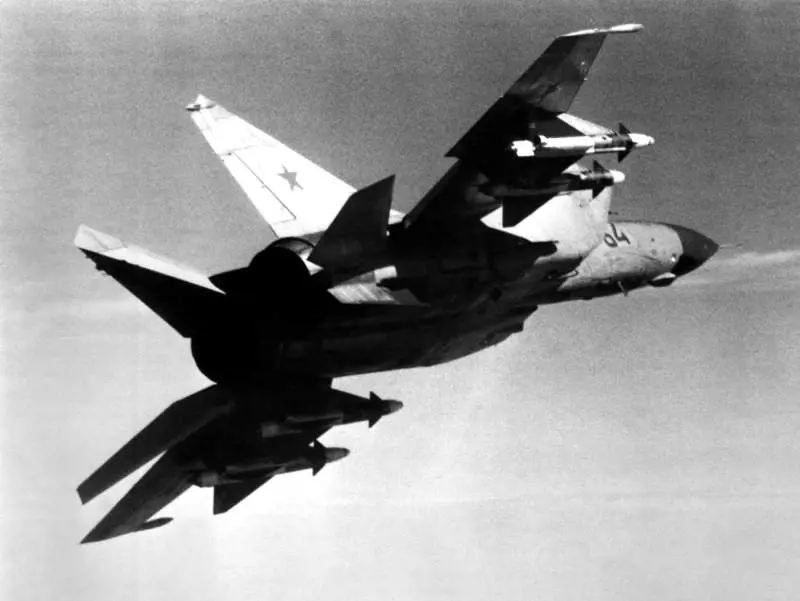 Foxbat, il caccia che spaventava l’America: la vera storia del pilota sovietico che "salvò" la Cia