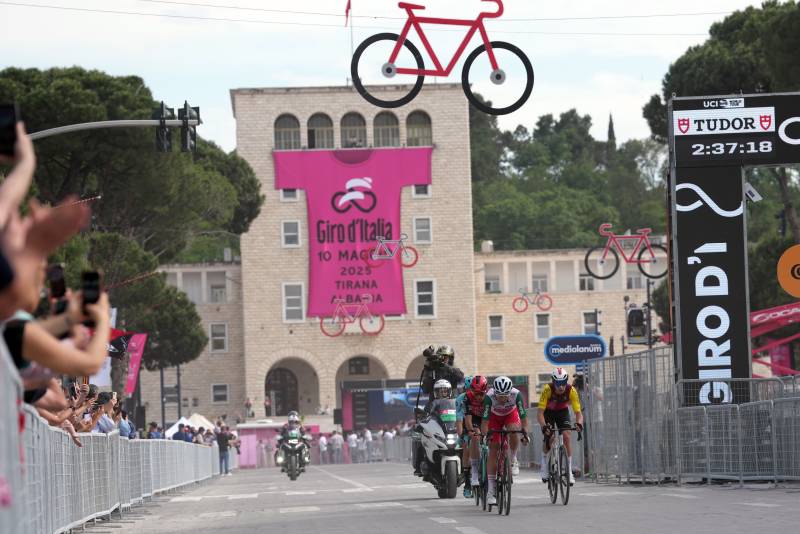 Giro 2025 tappa 1 gruppo