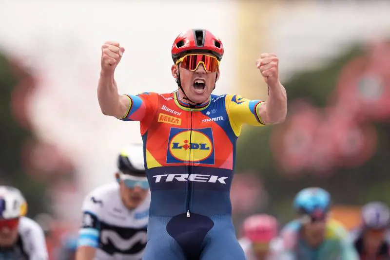 Strade vuote per il Giro a Tirana: vince Pedersen su Van Aert in un’Albania distratta