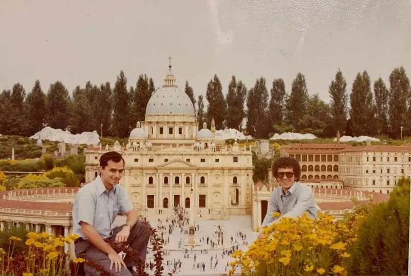A sinistra un giovanissimo Papa Leone XIV in visita a Minitalia, insieme a Padre Lenzi di Capriate (destra)