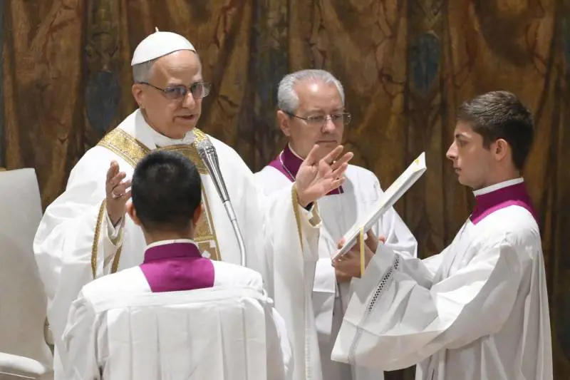La preghiera in San Pietro e il programma di Leone. "Gesù non è un superuomo. Chi ha potere resti piccolo"